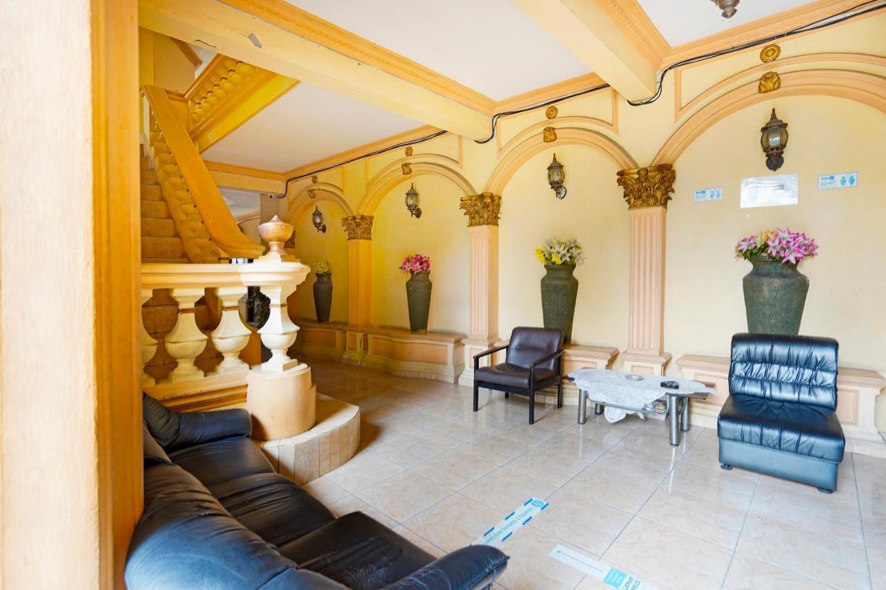 Oyo 91390 Kost Grand Royal Elite Hotel Surabaya Kültér fotó